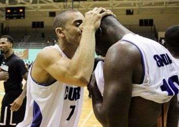 William Granda es saludado por uno de sus compañeros de equipo. Foto: FIBA Américas