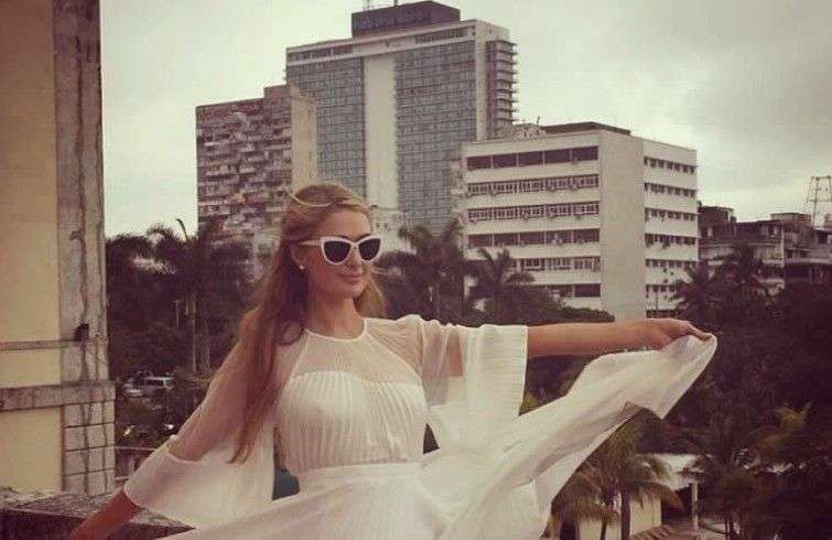 Paris Hilton se fotografió en marzo de 2015 en La Habana. Al fondo, el Hotel Habana Libre, antes Habana Hilton administrado por su familia.