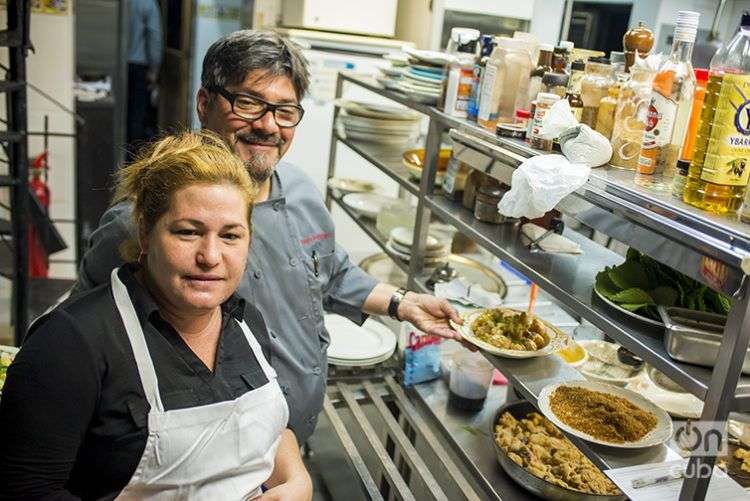 Niurys Higueras, propietaria del restaurate Atelier junto a Douglas Rodríguez durante la preparación de una cena en La Habana / Foto: Alain L. Gutiérrez Almeida