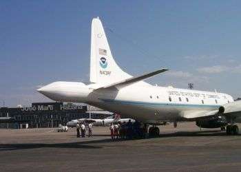 Avión de reconocimiento ¨cazahuracanes¨ P-3 de la NOAA, después de aterrizar en el aeropuerto internacional ¨José Martí de La Habana, en 1999.