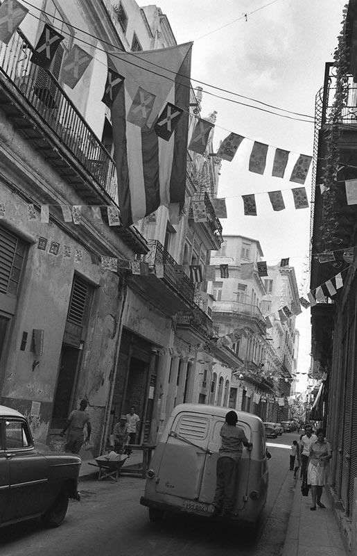 HHabana Vieja de la serie banderas 1970 / Foto: Cortesía Archivo Iván Cañas