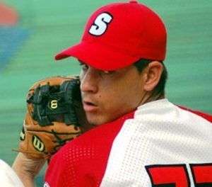 Roibal, con 19 años, lanzando para Santiago de Cuba. Foto: Cronodeportes.