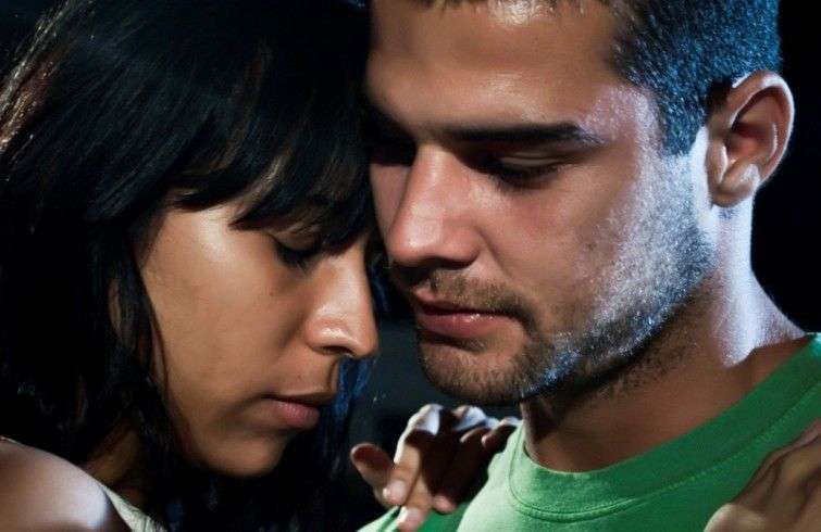 Fotograma del filme Melaza, Armando Miguel junto a la actriz Yuliet Cruz. Foto: Producciones Quinta Avenida
