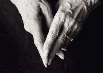 Detalle de las manos de Alicia Alonso. Foto: Jürgen Vogt. Cortesía del Museo de la Danza.