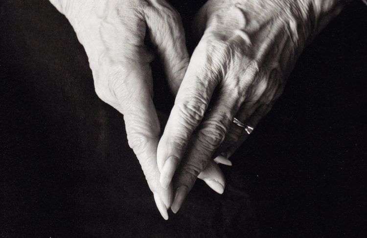 Detalle de las manos de Alicia Alonso. Foto: Jürgen Vogt. Cortesía del Museo de la Danza.