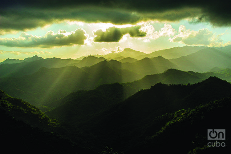 La Sierra Maestra vista desde el Viaducto La Farola / Foto: Alain L. Gutiérrez Almeida