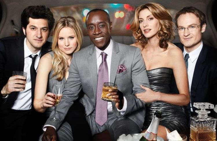 House of Lies será la primera serie estadounidense en rodar en Cuba tras el restablecimiento de las relaciones diplomáticas entre ambos países. El elenco se desplazará esta semana a Cuba para rodar en La Habana y los alrededores de la capital cubana el último capítulo de su quinta temporada.