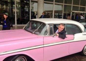 El gobernador McAuliffe conduce un Chevy Bel Air NostalgiCar , bautizado como "Lola" Foto: Twitter del gobernador.