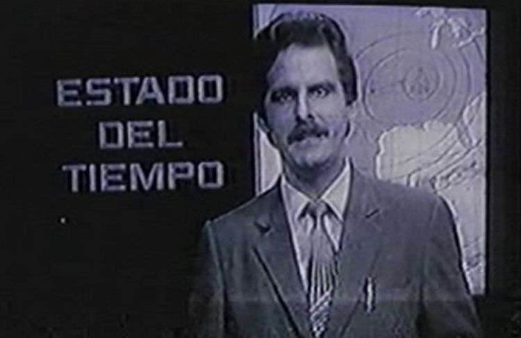 Primeros tiempos. Televisión en blanco y negro. Hace 35 años surgió EL TIEMPO en la televisión cubana realizado por un meteorólogo-presentador. En esta imagen tomada de la pantalla de TV, puede apreciarse que “el tiempo pasa…”, pero mejor dejar ahí el verso de la canción…