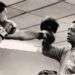 Foto de archivo del legendario entrenador de boxeo Alcides Sagarra (d), cuando lideraba el cuerpo técnico del equipo cubano.