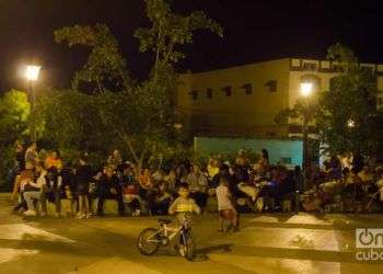 Santiagueros pernoctando en un parque durante los temblores de enero de 2016. Foto: José Roberto Loo