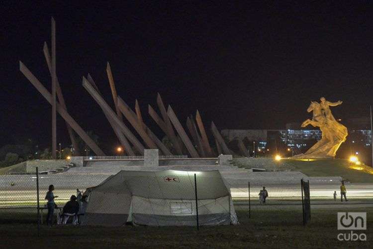 Carpas en la Plaza Antonio Maceo, de Santiago de Cuba. Foto: José Roberto Loo Vázquez