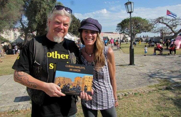 Jens Fuge y Conner Gorry, autores del foto libro Cuban Harleys, mi amor, en la Feria Internacional del Libro de La Habana / Foto: Lidia Hernández