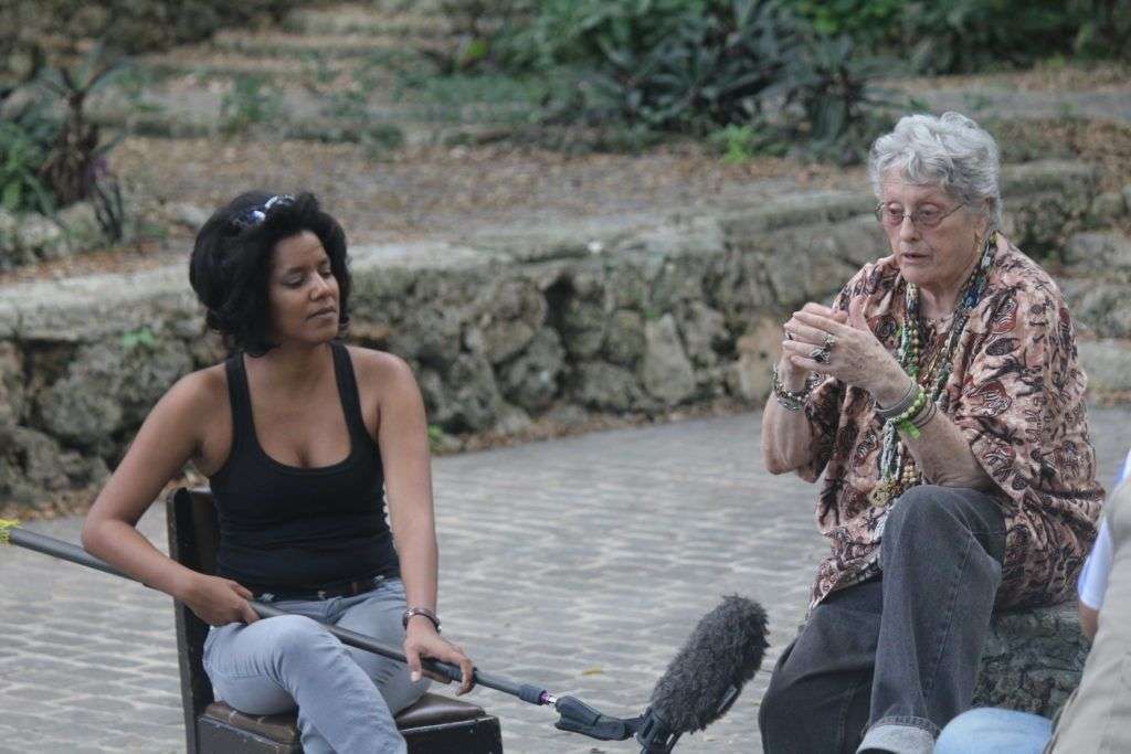 Claudia Acevedo mientras entrevista a Natalia Bolívar. Foto: cortesía de la entrevistada