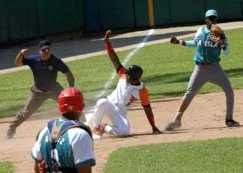 Jugada en tercera base, durante el primer juego de la VL Serie Nacional de Béisbol, entre los equipos de la Isla de la Juventud y Villa Clara, en el estadio Augusto César Sandino, en la ciudad de Santa Clara, provincia de Villa Clara, Cuba, 31 de agosto de 2015.    AIN   FOTO/ Arelys María ECHEVARRÍA RODRÍGUEZ/Cubahora