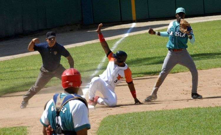 Jugada en tercera base, durante el primer juego de la VL Serie Nacional de Béisbol, entre los equipos de la Isla de la Juventud y Villa Clara, en el estadio Augusto César Sandino, en la ciudad de Santa Clara, provincia de Villa Clara, Cuba, 31 de agosto de 2015.    AIN   FOTO/ Arelys María ECHEVARRÍA RODRÍGUEZ/Cubahora