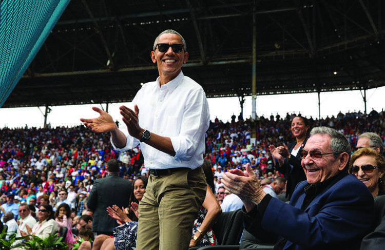 El presidente Barack Obama y el presidente Raúl Castro aplauden una carrera de los Rays de Tampa Bay contra la selección de Cuba en el Estadio Latinoamericano de La Habana, Cuba, 22 de Marzo 2016. Foto: Pete Souza / Casa Blanca