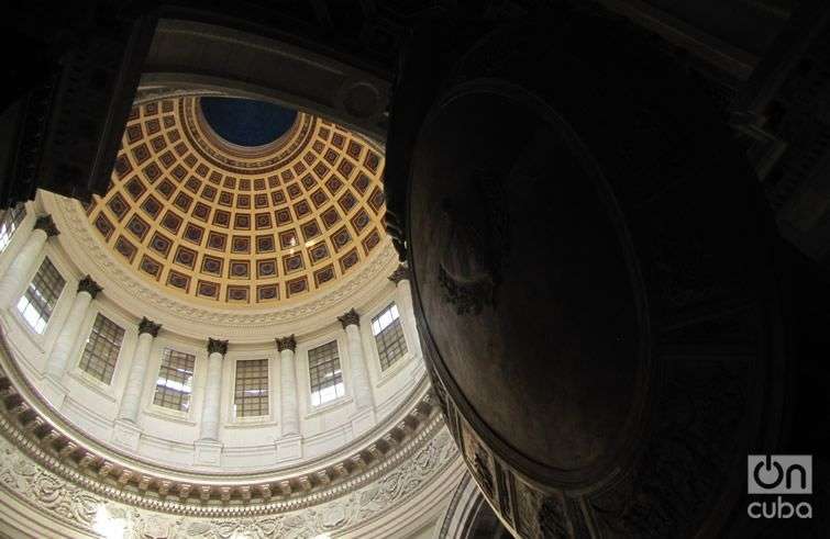 Vista interior de la cúpula del Capitolio de La Habana. Foto: Lidia Hernández.