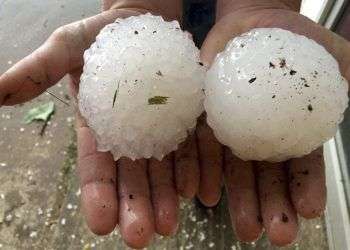 Imagen de grandes piedras de granizo caída en Texas, similares a las que ocasionaron el desastre en Bangladesh en 1986, donde murieron 92 personas / Foto: posta.com