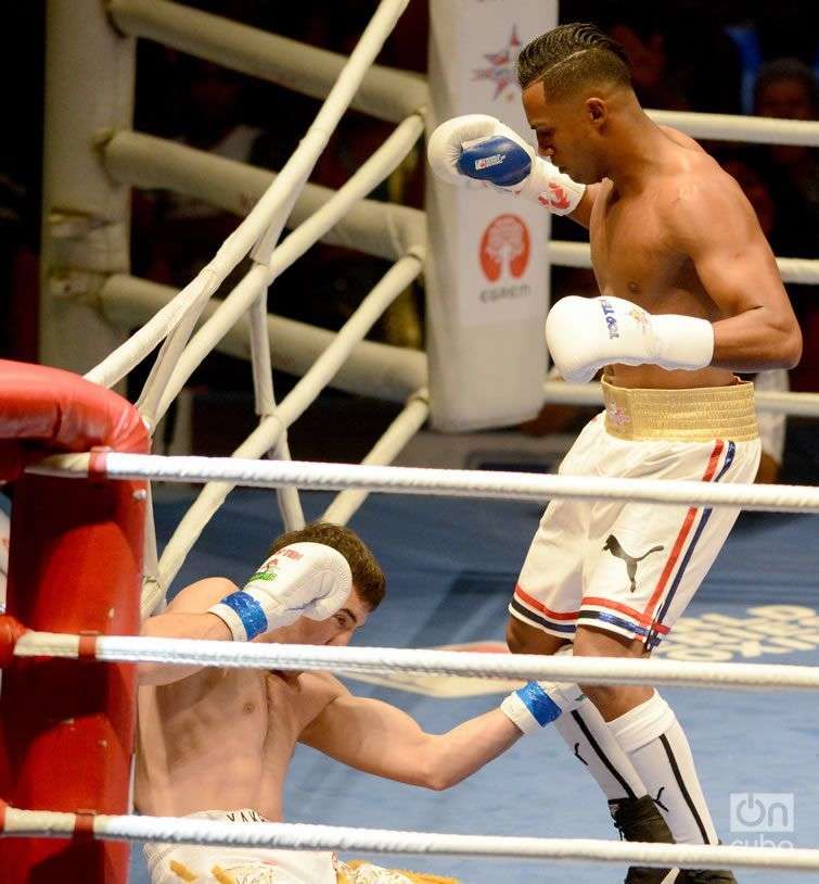 Arlen López (de pie) propinó el único nocaut de la velada en el Coliseo de la Ciudad Deportiva. Foto: Ricardo López Hevia.