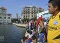 Cubanos esperando la primera llegada del crucero Adonia a La Habana. Foto: Marita Pérez Díaz.