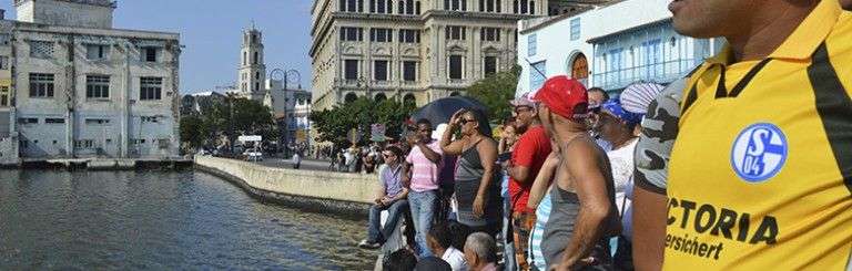 Cubanos esperando la primera llegada del crucero Adonia a La Habana. Foto: Marita Pérez Díaz.