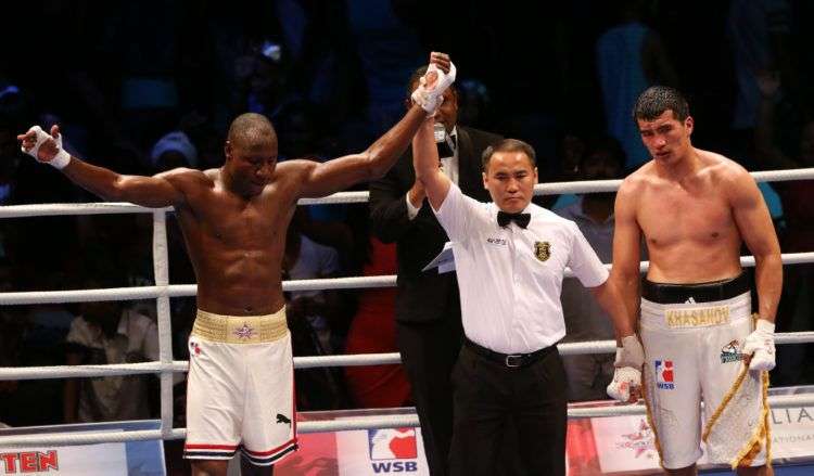 El boxeador de Cuba Erislandy Savón (i) gana el combate con Mirzobek Khasanov (d) de Uzbekistán hoy, jueves 5 de mayo de 2016, durante la semifinal de categoría de 91 kg de la Serie Mundial de Boxeo que se realizó en La Habana. EFE/Alejandro Ernesto