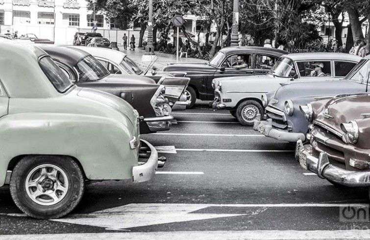 Los medios alternativos, como los almendrones, transportan a millones de personas cada día. Foto: Kaloian.