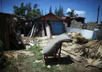 Un colchón, en el exterior de una vivienda en Playa Caimito. Foto: Reuters