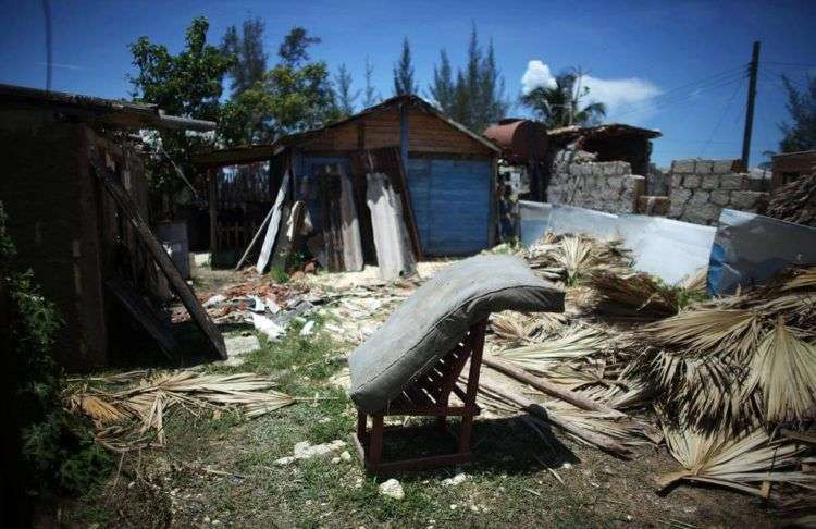 Un colchón, en el exterior de una vivienda en Playa Caimito. Foto: Reuters