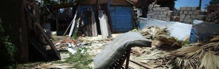 Un colchón, en el exterior de una vivienda en Playa Caimito. Foto: Reuters