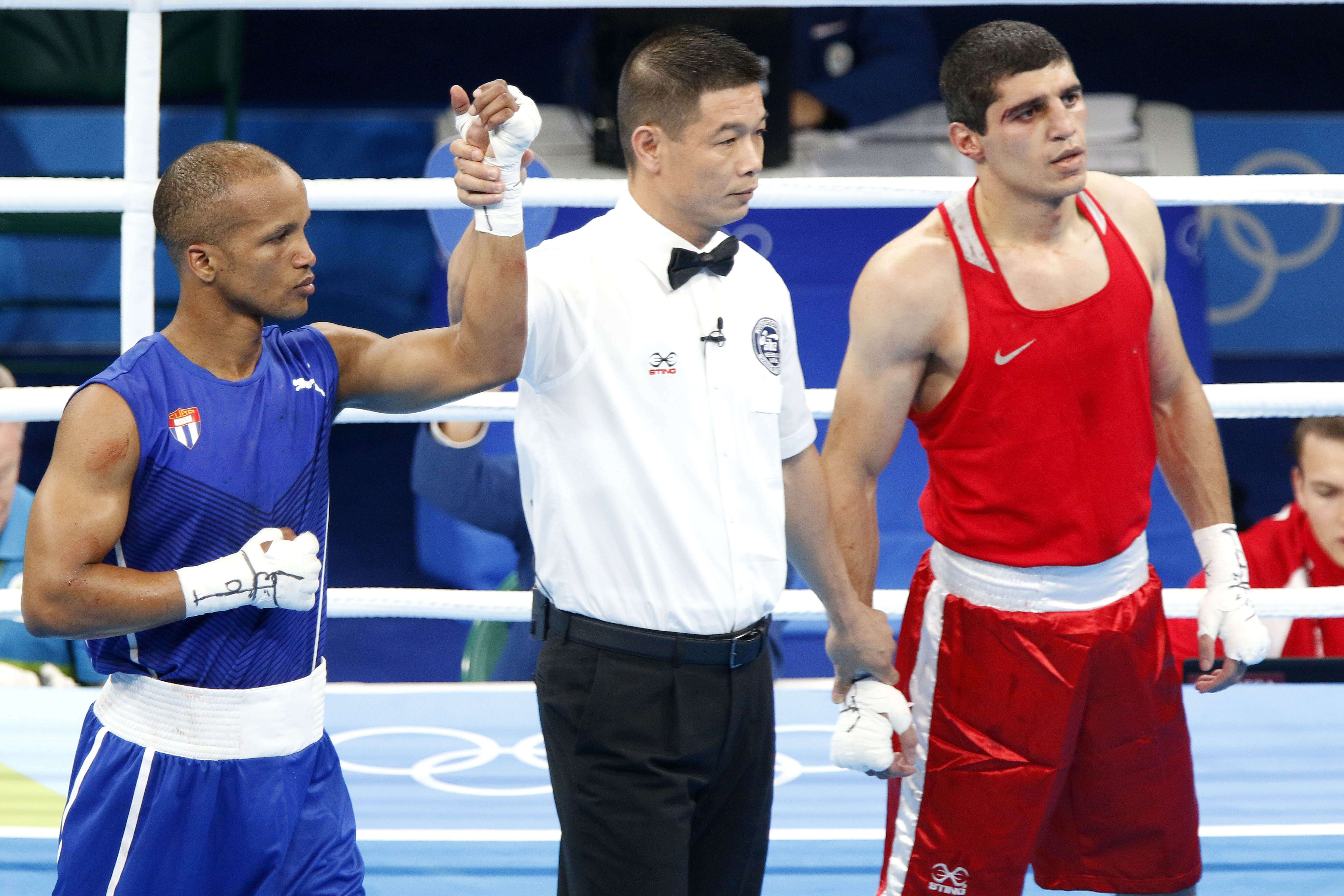 Roniel Iglesias (azul) de Cuba, derrota a Vladimir Margaryan (rojo) de Armenia, en los octavos de final de la categoría de los 69 Kg del boxeo de los Juegos Olímpicos de Río de Janeiro, en el pabellón 6 de Riocentro, en Barra de Tijuca, Brasil, el 11 de agosto de 2016. Foto: Roberto Morejón / JIT