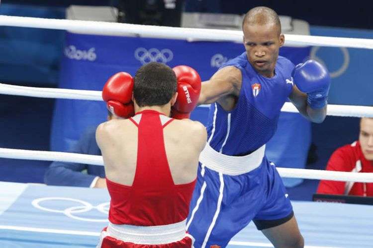 Roniel Iglesias (azul) de Cuba, derrota a Vladimir Margaryan (rojo) de Armenia, en los octavos de final de la categoría de los 69 Kg del boxeo de los Juegos Olímpicos de Río de Janeiro. Foto: Roberto Morejón / JIT