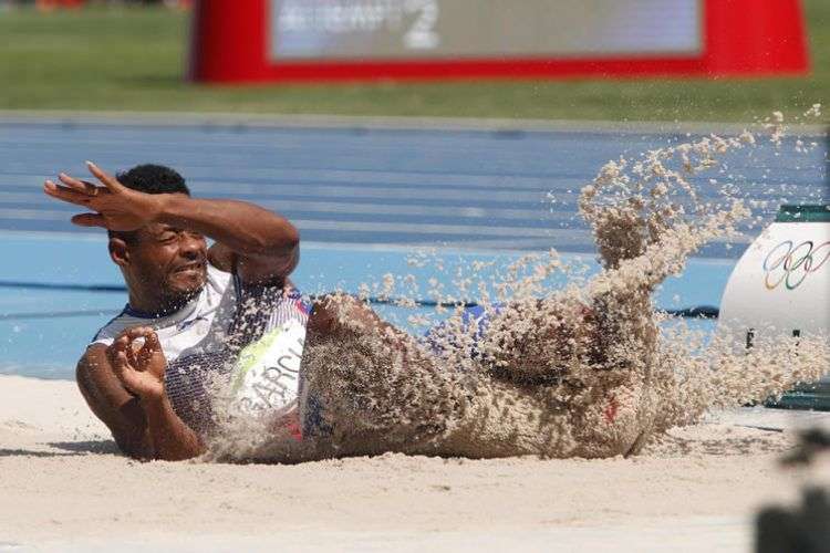 Yordani García Barrisonte de Cuba, compite en el salto largo del decatlón del atletismo. Foto: Roberto Morejón / JIT