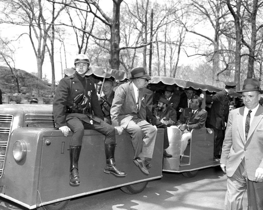 Policías vestidos de civil y en en uniforme aseguran su protección durante visita al Zoológico del Bronx.