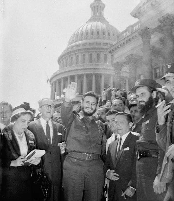 Junto a otros cubanos, en 1959. Al fondo el Capitolio de los Estados Unidos en Washington D.C.