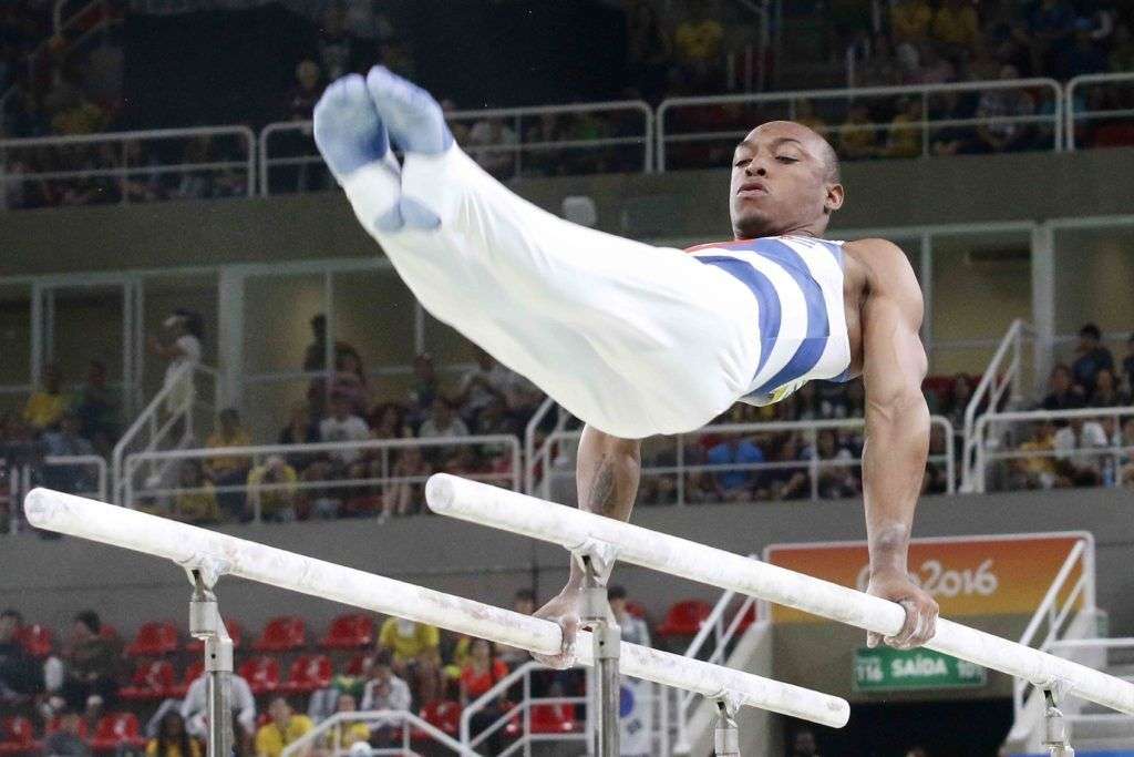 Randy José Lerú Bell de Cuba, compite en las barras paralelas del All Around de la gimnasia artística de los Juegos Olímpicos de Río de Janeiro, en el estadio Arena Olimpica, ubicado en el Parque Olímpico, en Barra de Tijuca, Brasil, el 6 de agosto de 2016. JIT FOTO/Roberto MOREJON