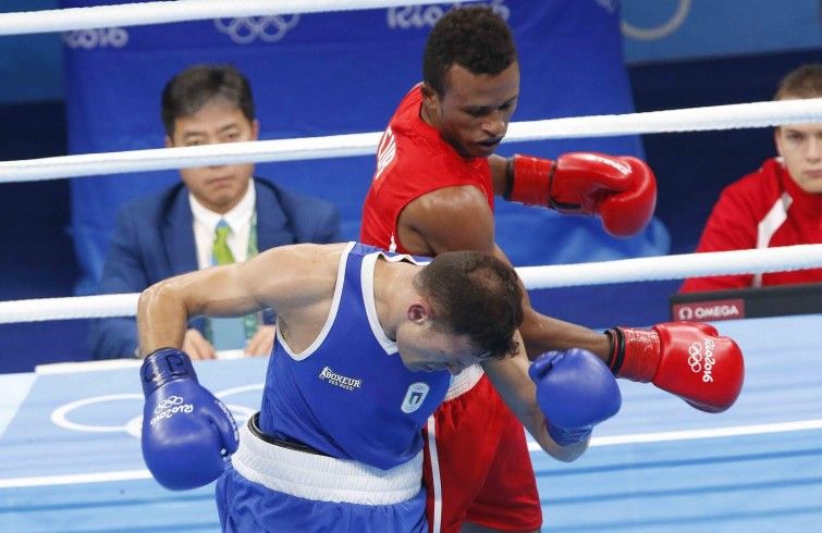 Lázaro Álvarez (rojo) de Cuba, se enfrenta a Carmine Tommasone (azul) de Italia, en las preliminares de la categoría de los 60 Kg del boxeo de los Juegos Olímpicos de Río de Janeiro, en el Pabellón 6 de Riocentro, en Barra de Tijuca, Brasil, el 9 de agosto de 2016. JIT FOTO/Roberto MOREJON