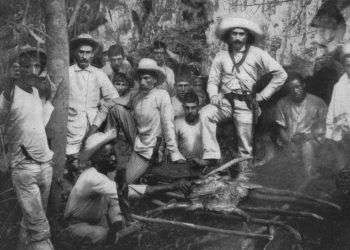 Mambises preparan un lechón asado. Cuba, 1896. Foto tomada de Memorandum Vitae.