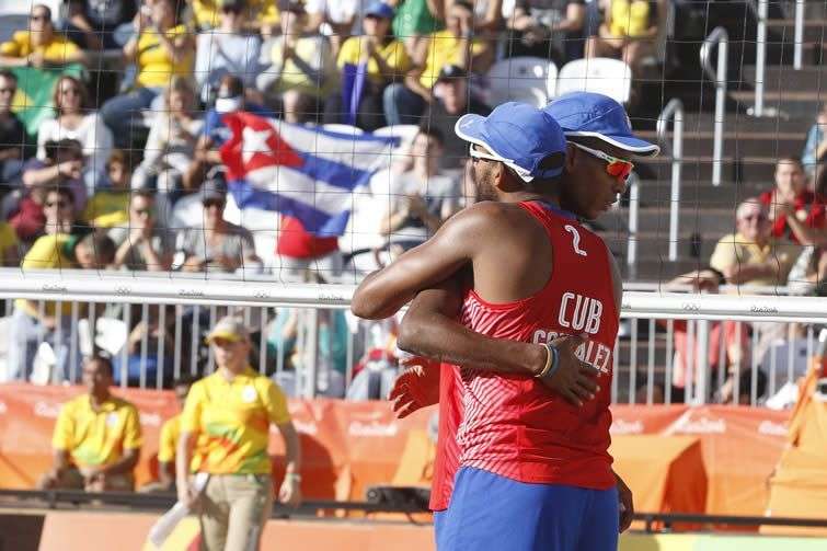 La pareja de Nivaldo Díaz (1) y Sergio González (2) de Cuba, derrota a la pareja austriaca de Clemens Doppler y Alexander Horst, en los octavos de final del voleibol de playa. Foto: Roberto Morejón / JIT.