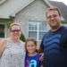 Juan Carlos Labaut y su familia delante de su casa en las afueras de Louisville. Labaut vivió en Guanabo y trabajaba en el turismo antes de irse a Estados Unidos en 2006