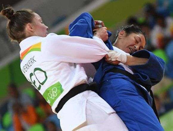 La judoca cubana Yalennis Castillo Ramírez (azul), división 78 kg., se enfrenta a la holandesa Marhinde Verkerk, en el torneo de judo de los Juegos Olímpicos de Río de Janeiro, en el Arena Carioca 2, en Brasil, el 11 de agosto de 2016. Foto: Ricardo López Hevia / Granma