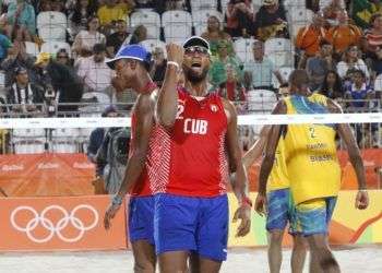 Sergio González (2) de Cuba, festeja durante el choque contra la dupla de Brasil, en la etapa eliminatoria del voleibol de playa, de los Juegos Olímpicos de Río de Janeiro, en Copacabana, Brasil, el 7 de agosto de 2016. Foto: Roberto Morejón / Jit / Archivo.