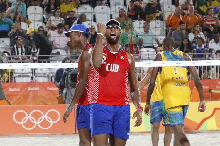 Sergio González (2) de Cuba, festeja durante el choque contra la dupla de Brasil, en la etapa eliminatoria del voleibol de playa, de los Juegos Olímpicos de Río de Janeiro, en Copacabana, Brasil, el 7 de agosto de 2016. Foto: Roberto Morejón / Jit / Archivo.