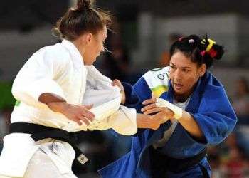 La judoca cubana Yalennis Castillo Ramírez (azul), división 78 kg., se enfrenta a la holandesa Marhinde Verkerk, en el torneo de judo de los Juegos Olímpicos de Río de Janeiro, en el Arena Carioca 2, en Brasil, el 11 de agosto de 2016. Foto: Ricardo López Hevia / Granma