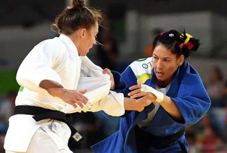 La judoca cubana Yalennis Castillo Ramírez (azul), división 78 kg., se enfrenta a la holandesa Marhinde Verkerk, en el torneo de judo de los Juegos Olímpicos de Río de Janeiro, en el Arena Carioca 2, en Brasil, el 11 de agosto de 2016. Foto: Ricardo López Hevia / Granma