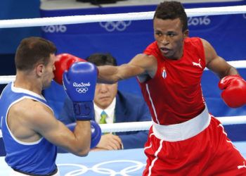 Lázaro Álvarez (rojo) de Cuba, se enfrenta a Carmine Tommasone (azul) de Italia, en las preliminares de la categoría de los 60 Kg. Foto: Roberto Morejón / JIT.