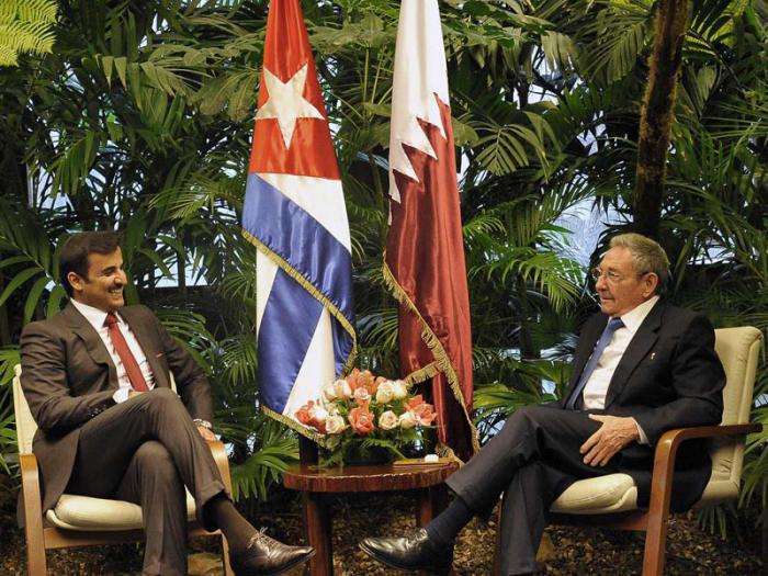 El presidente cubano, Raúl Castro (D), recibe al Emir de Qatar, jeque Tamim Bin Hamad Al-Thani, quien visitó la Isla a finales de 2015. Foto: Estudios Revolución.