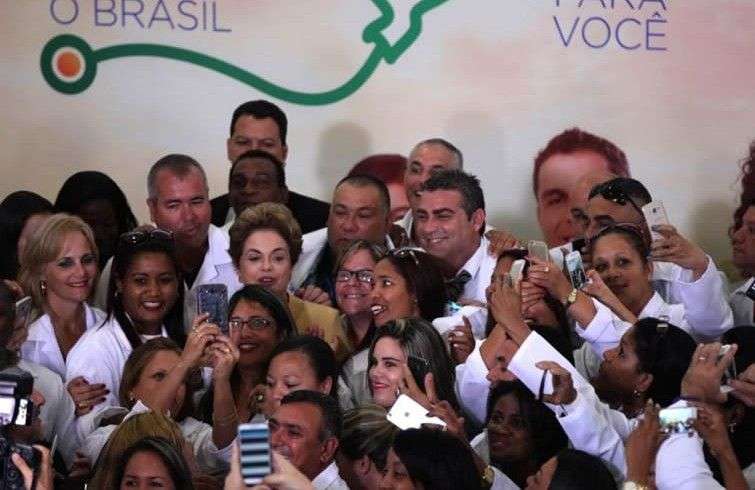 Médicos cubanos del promama "Más Médicos" de Brasil junto a la entonces presidenta Dilma Rousseff. Foto: Archivo.