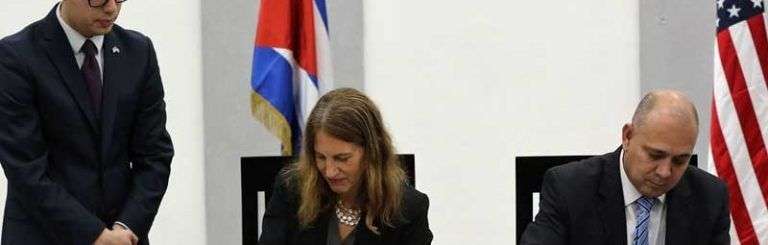 La secretaria de Salud y Servicios de EEUU, Sylvia Burwell, y el ministro de Salud de Cuba, Roberto Morales firman memorando de entendimiento. Foto: Alejandro Ernesto / EFE.